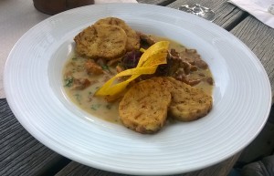 Schwammerlgulasch mit angeröstetem Knödel. - Rud Alpe - LECH am Arlberg