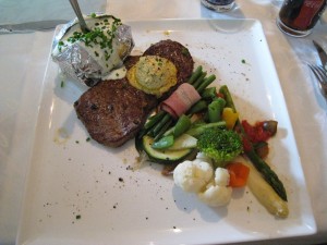 Gegrilltes Rinderrückensteak mit Kräuterbutter, Gemüse und Ofenkartoffel