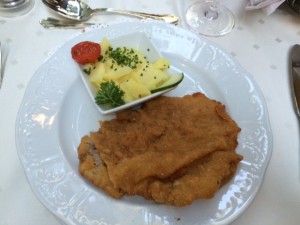 Altwiener Schmankerlreise: Wiener Schnitzel mit Kartoffelsalat - Restaurant Stefanie - Wien