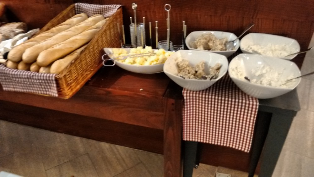 gebäck und butter und aufstriche - Restaurant Leone - Bad Leonfelden