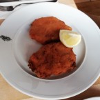 Kleine Portion Altwiener Backfleisch, war perfekt mit Senf eingestrichen und ... - Heidenkummer - Wien