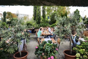 Jussi - Gastgarten Seitenansicht - schön dekoriert - Jussi - Wien