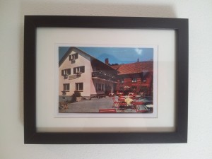 Fotografien aus alten Zeiten schmücken die Wand