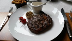 Ribeye, 300 g mit Sauce béarnaise