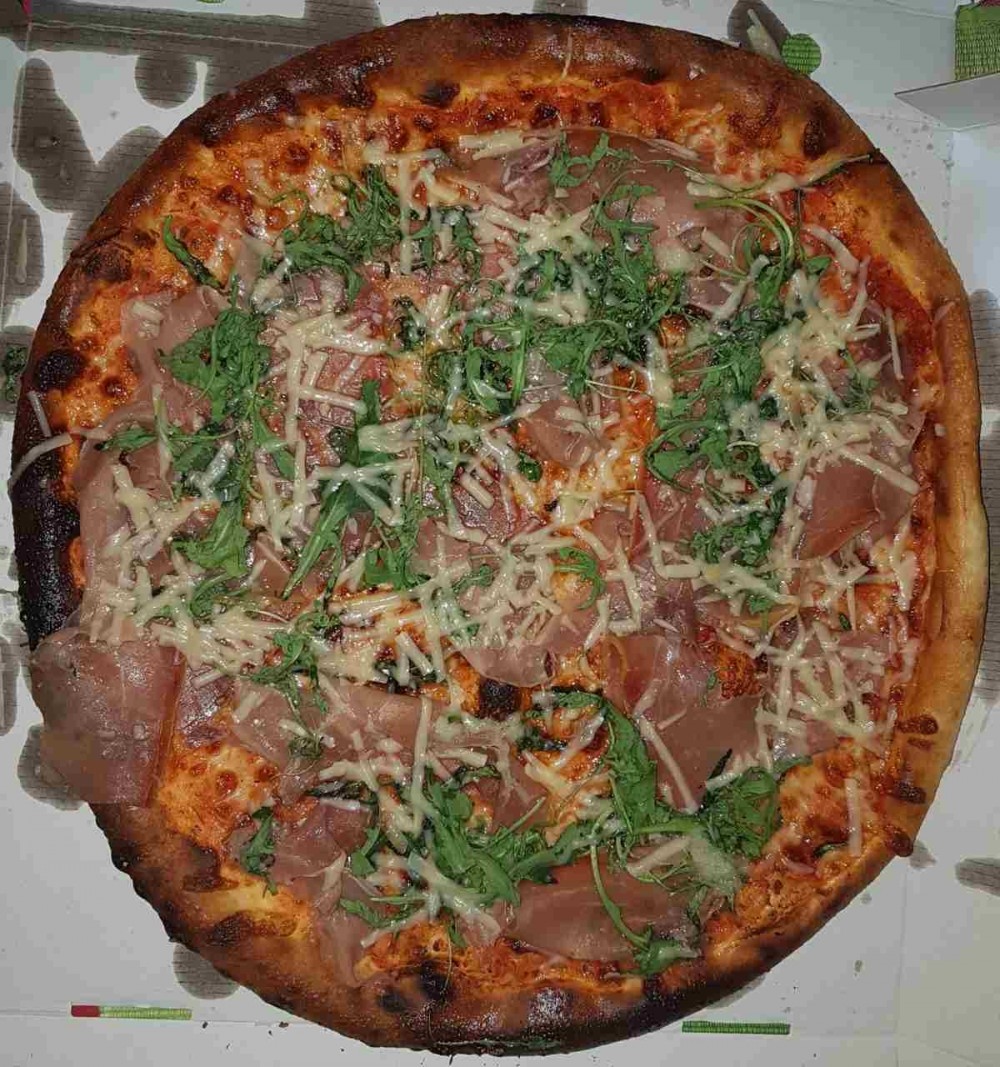 Pizza Pisa mit Prosciutto, Grana und Rucola - Quattro Due - Wien