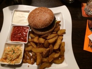 Cheeseburger mit Spicy Potatoes, Sour cream und hot mexican chili sauce - Clocktower American Bar & Grill - Wien-Süd - Brunn am Gebirge