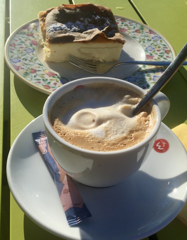 Mittags kommt die Sonne übers Omeshorn / beste Zeit für eine Kaffeepause 😎 - Café Gotthard Lech - Lech