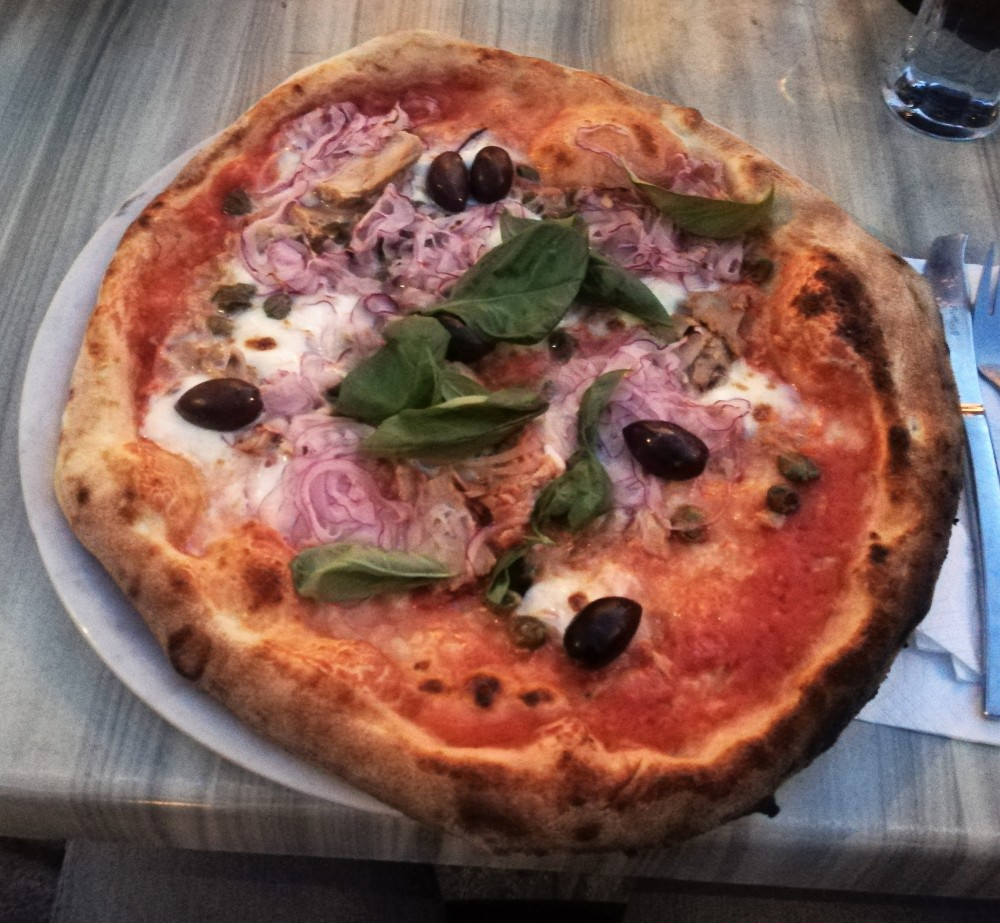 Pizza Calabrese (Paradeissauce, Mozzarella, Thunfisch, roter Zwiebel, ... - Il Sestante - Wien