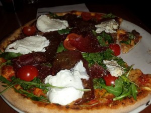 Pizza Speciale mit Prosciutto, Rucola, Büffelmozzarella und Kirschtomaten - Casa Mia - Wien