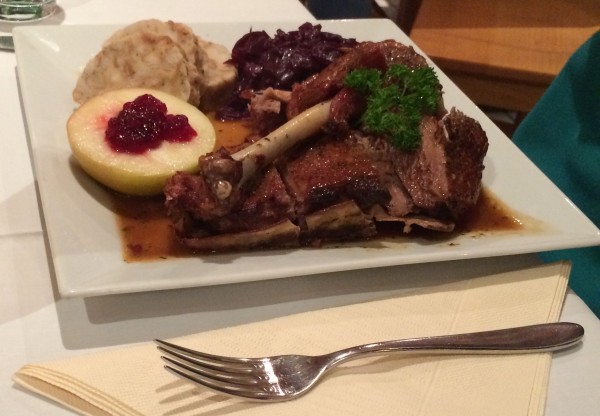 1/4 Gans mit Rotkraut und Serviettenknödel - Gasthaus zum fröhlichen Arbeiter - Apetlon