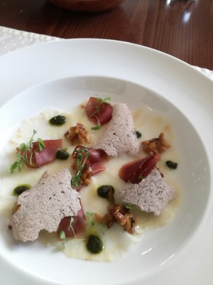 Selleriecarpaccio mit Hirschrohschinken, Pilzpesto und Hadnchips - Der Hambrusch - Grafenstein