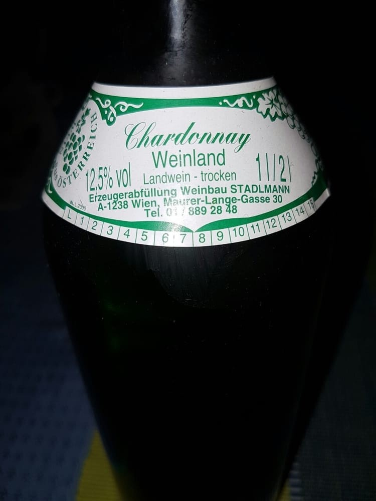 Chardonnay gibts sogar in der Literflasche ab Hof - Weinbau Stadlmann - Wien