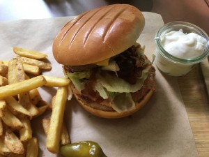 MANCHE MÖGEN’S SCHARF mit faschiertem Rindfleisch,  Salat, ... - Die Allee - Wien