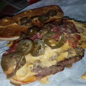Xtra Long Chili Cheese mit Jalapenos und Bacon - schön schaaaaaarffff - Burger King - Wien