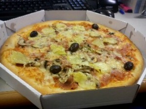 Capricossa (Tomatensauce, Käse, Schinken, Oliven, Champignons, Artischoken) - Webpizza - Wien