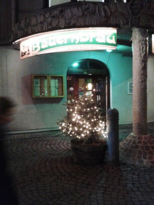 Weihnachtlicher Lokaleingang im Dezember - Bauernbräu - Wien