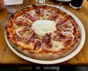 Pizza Giuliano (Speck, Zwiebel und Rahmdressing), gute Pizza, etwas ... - Giuliano Due - Wien