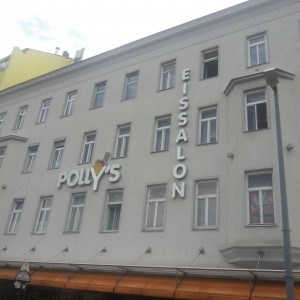 Häuserfront mit Lokalnamen  08/2014 - Polly's - Wien