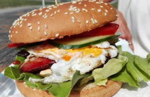 Diese Kreation nennen sie Country Burger, samt Speck und Ei, mit € 5,80 sehr fair bepreist, weil ...