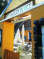 Schnitzlwirt Oberhausen - Eingang zum Gastgarten