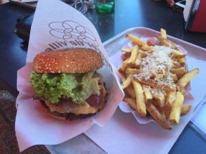 BBQ Bürger mit italienischen Pommes Frites