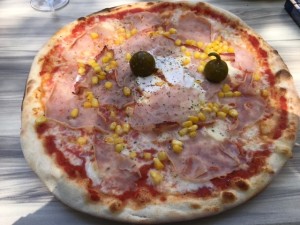 Pizza Provinciale mit scharfen anstatt milden Pfefferoni, knusprig bestellt, ... - Pergola - Wien