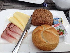 Power-Frühstück
? 5,20 : 2 Gebäck, Butter, Marmelade, Schinken, Käse und ein Heißgetränk .... ...