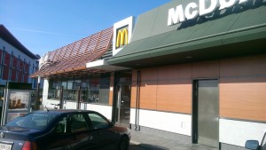 Außenansicht/Parkplatz - McDonald's - Stockerau