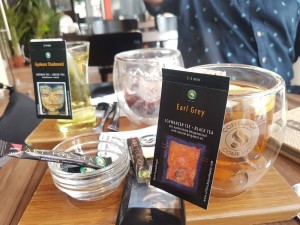Earl Grey und Iced Green Tea mit Granatapfelsirup - Coffeeshop Company - Wien