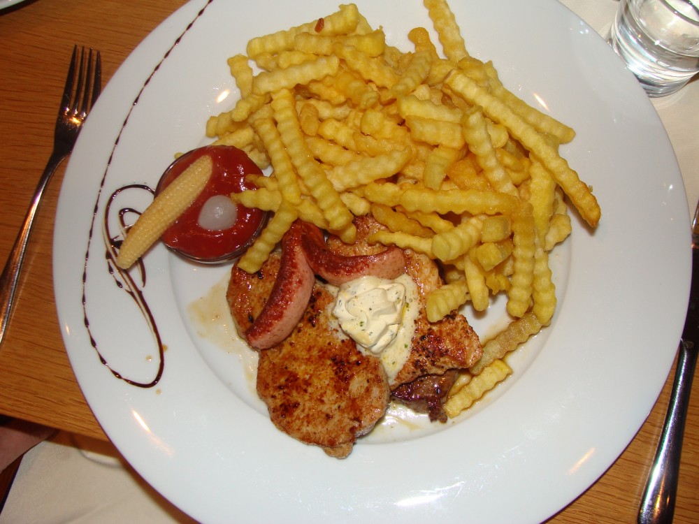 Grillteller mit Rind, Schwein, Truthahn und Würstel mit Pommes frites, ... - Gasthaus Krone - Hörbranz