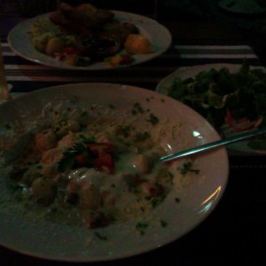 Gnocchi mit Eierschwammerlrahm, grüner Salat