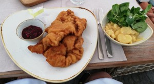 Wiener Schnitzel vom Kalb, in Butterschmalz gemacht. Perfekt! - Buxbaum Restaurant - Wien