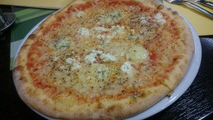 Pizza Quattro Formaggi - Pizzeria Ambiente - Wien