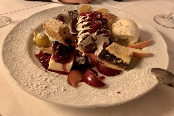 Die Dessertvariation, sehr gut, wenn auch zu viel nach den bereits sehr ... - Restaurant Feuervogel - Wien