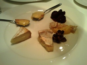 eine Portion Käse (u.a. 2 Epoisses, Camembert, ein Käse aus Kärnten) mit Feigen in Portwein und ...