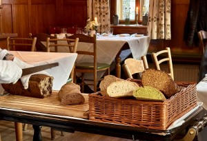 Viele Arten selbst gebackenes Brot, hervorragend! - Krenn - TRAUTENFELS