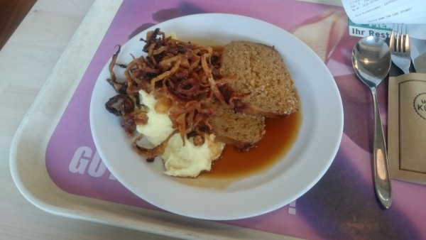 Fasch.Braten mit Erdäpfelpüree und Röstzwiebel (als Menü mit Suppe 6,40€) - Merkur Marktküche - Wien