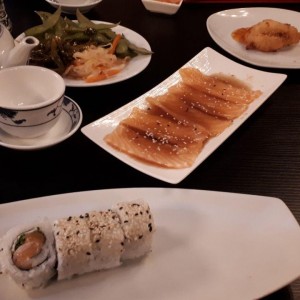 Maki mit Rucola, Lachs-Sashimi mit Hiro-Sauce - Hiro - Wien