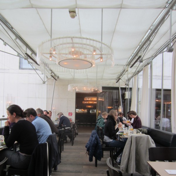 hoch über dem Platz des MQ zu sitzen ist schon cool ... - Cafe Leopold - Wien