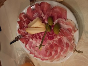 Friaulischen Würsten und Käse