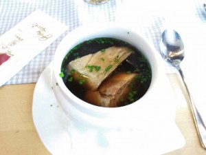 Rindsuppe mit Fleischstrudel  - Stubenberghaus - St. Radegund