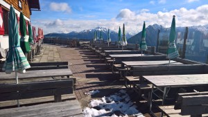 Die Terrasse einer Schihütte am 10.10.2017 - Hochwurzenhütte - Schladming
