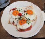 3 Spiegeleier mit gebratenem Schinken, auch unter Ham and Eggs bekannt. :-))