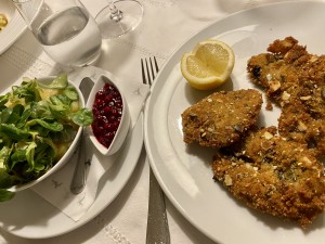 Rehschnitzerl in Kürbiskernpanade mit Erdäpfel-Vogelsalat … ein Träumchen! - Stockerwirt - Sulz im Wienerwald