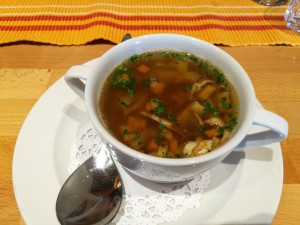 Rindersuppe mit Frittaten. Sehr dünn und wenig Geschmack