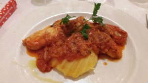 Brodetto mit Seeteufelfilet, Polenta, St. Petersfischfilet & Garnelen - Bodulo - Wien