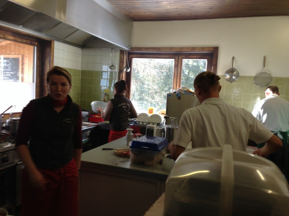 Munteres Treiben in der Küche des Selbstbedienungslokal - Jägerhütte - Ellmau