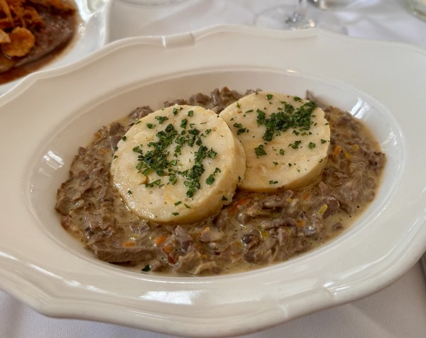 Kalbsbeuschl mit Knödel, qualitativ hochwertige Produkte, leider sehr ... - Klostergasthaus Thallern - Gumpoldskirchen