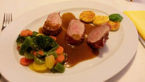 Schweinsfilet im Vulcanomantel, zartrosa gebraten, dazu in Butter gebratene Polentataler, ...