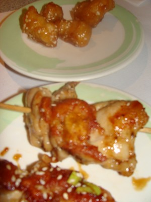 Fleischig: Teriyaki-Spießchen und süß eingebackenes Huhn. - Tokyo - Bregenz